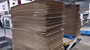 ماكينة القطع المسطحة الأوتوماتيكية بالقوالب