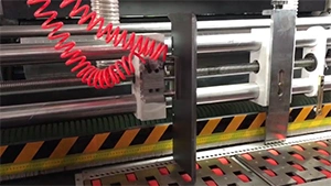 ضبط صفيحة التوجيه اليسرى للفيدر( الحافة الأمامية)