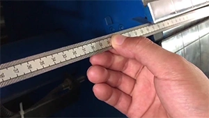 ضبط المحاذاة الجانبية لسلندر الطباعة (الاتجاه الأيسر)