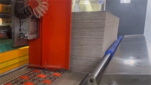 خط طباعة فليكسو وقطع دوارني وتشكيل فواصل للكرتون عند العميل التشيلي