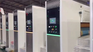 خط طباعة فليكسو ثابت بخمسة ألوان وقطع دوراني وتشكيل فواصل للكرتون عند العميل السعودي